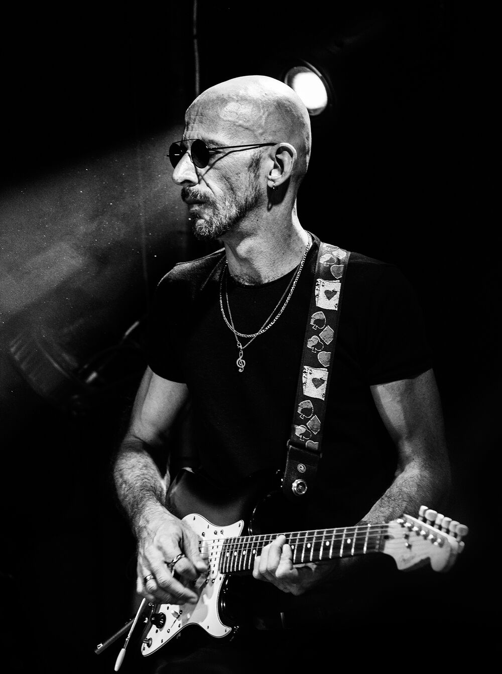 Gabriel Pollak, directeur musical de Groove, guitare électrique en main