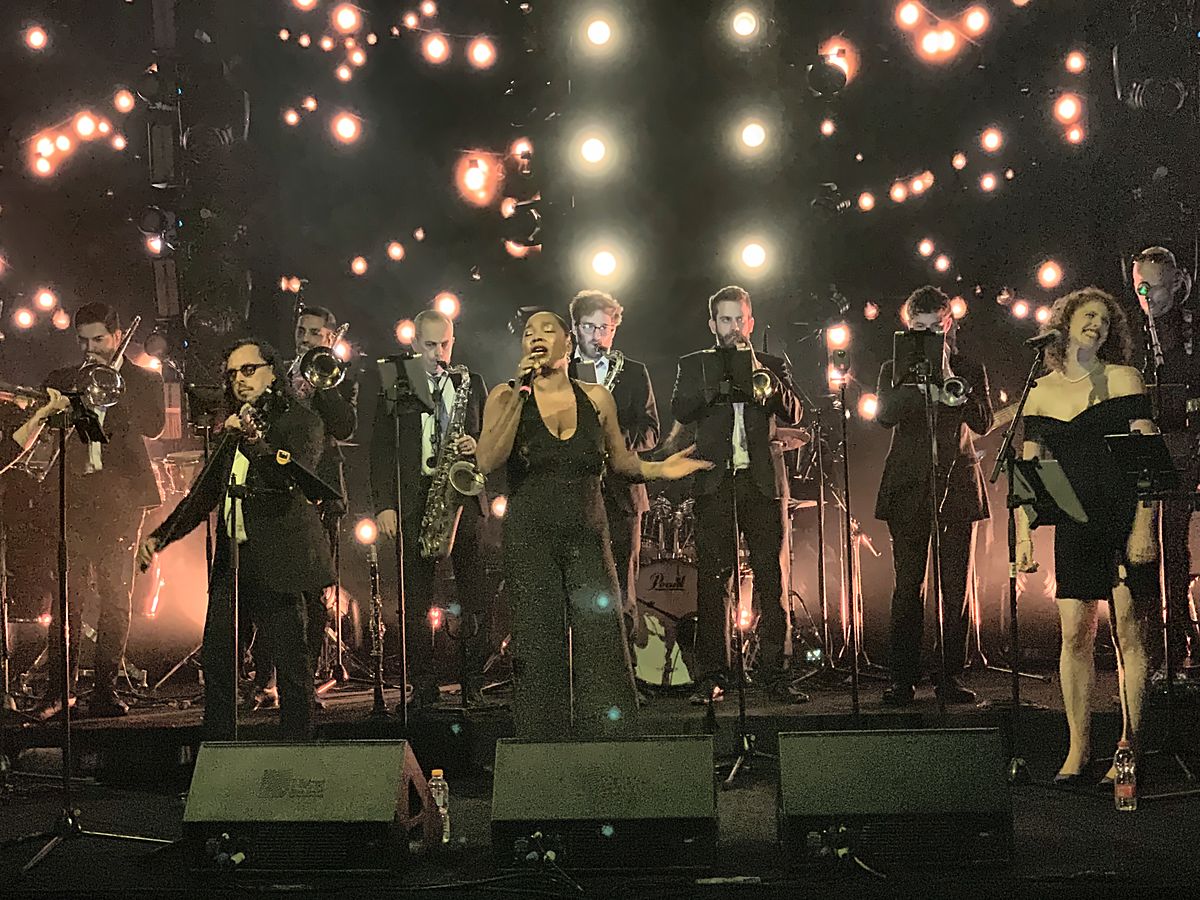 Groove sur scène au Hilton Tel Aviv : l'orchestre au complet, avec section de cuivres et chanteur