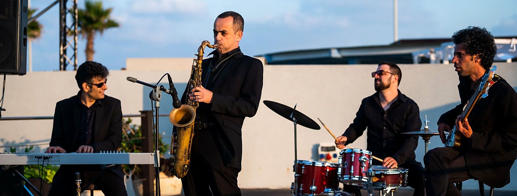 Un quartette jazz lors d'un cocktail sur un toit-terrasse face à la mer