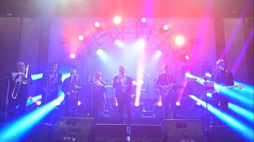 L'orchestre Groove au complet sur une scène illuminée