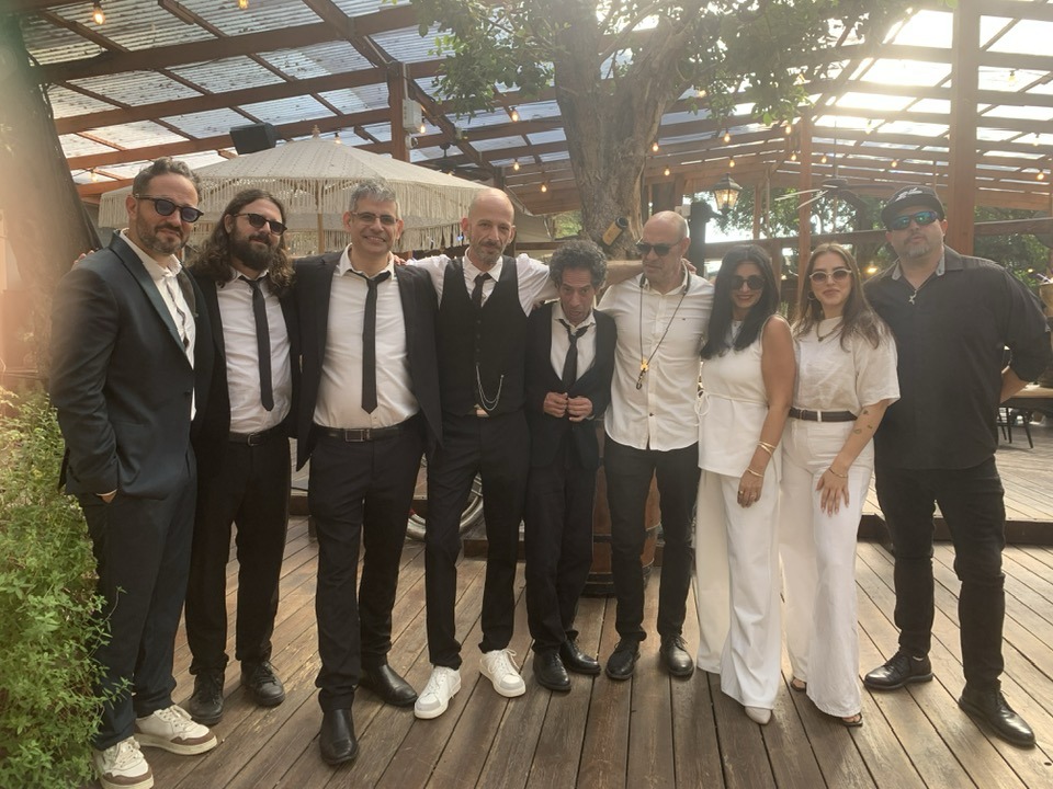 Les musiciens de Groove en tenue de soirée avant un concert