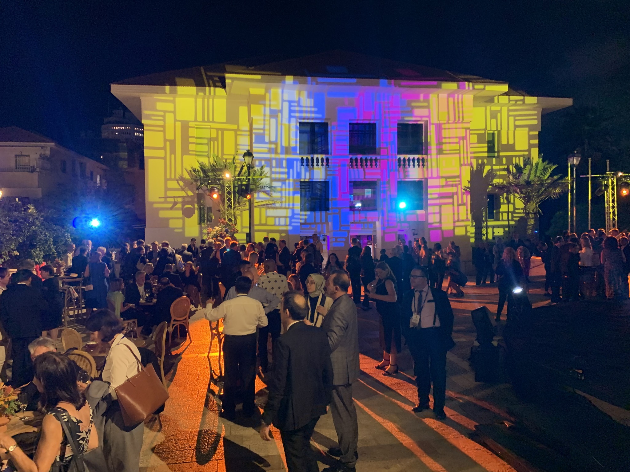 Une soirée devant un bâtiment éclairé par des projections