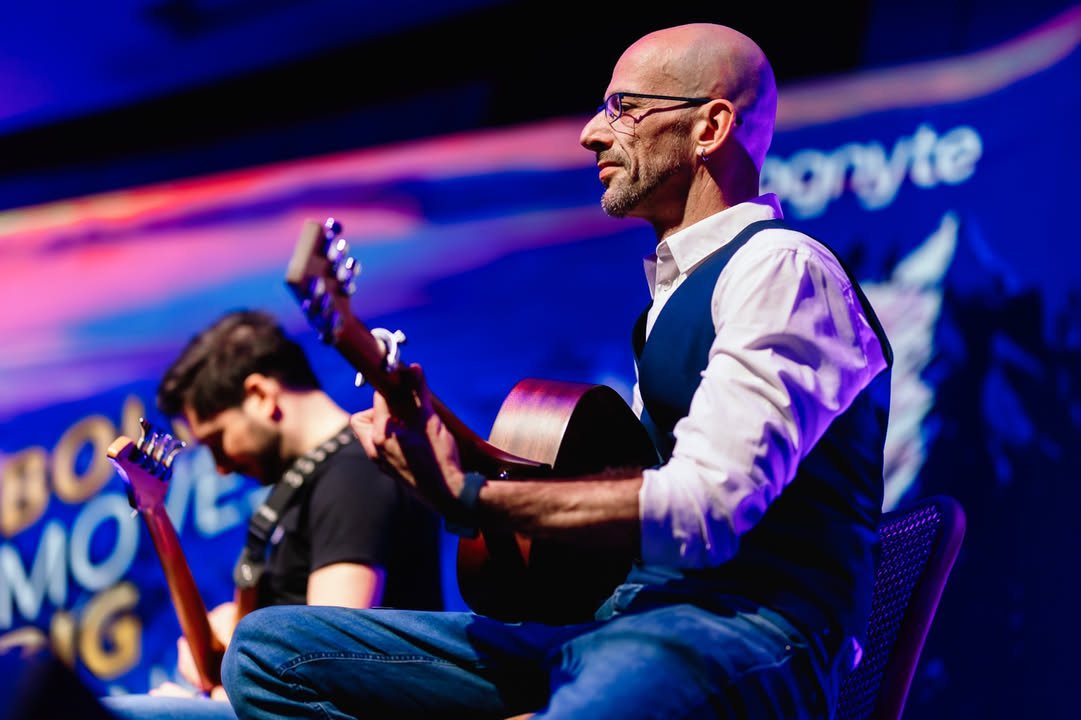 Guitare acoustique sur la scène d'une conférence