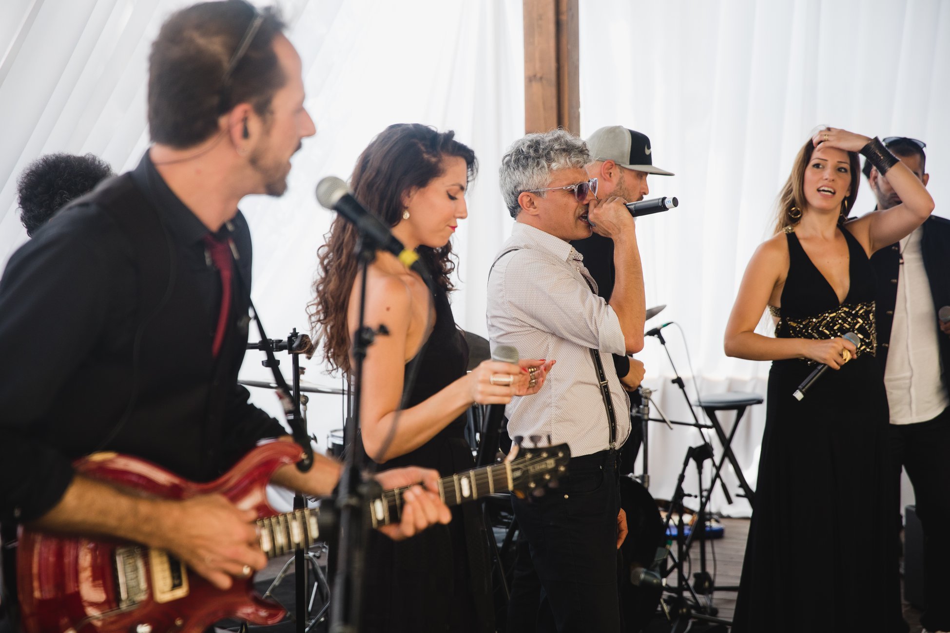 Musiciens et chanteurs de Groove sur scène ensemble